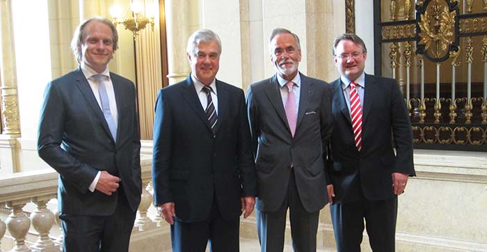 Urkundenübergabe im Hamburger Rathaus